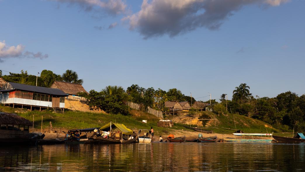 Comunidad a orillas de un río en Loreto en la Amazonía peruana