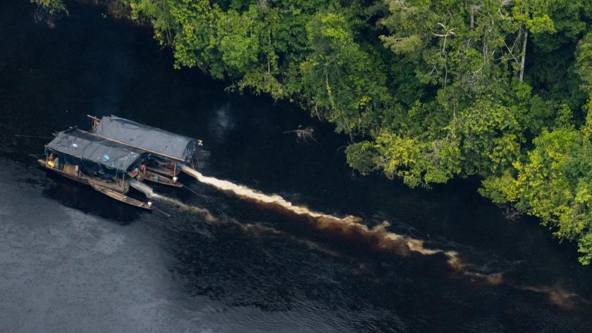 Draga en el rio. Loreto, Amazonía peruana. FCDS