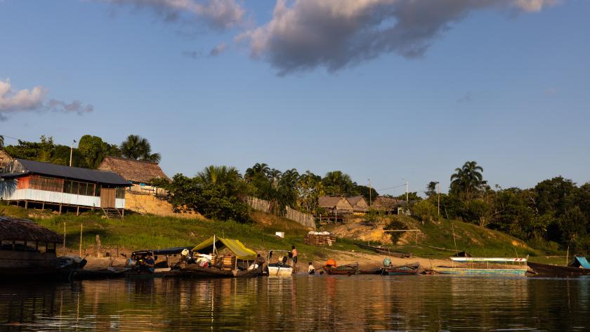 Comunidad a orillas de un río en Loreto en la Amazonía peruana