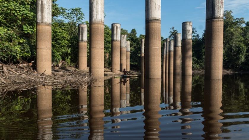 Pesca entre los pilares de una plataforma de perforación abandonada. Ginebra Peña/NRGI