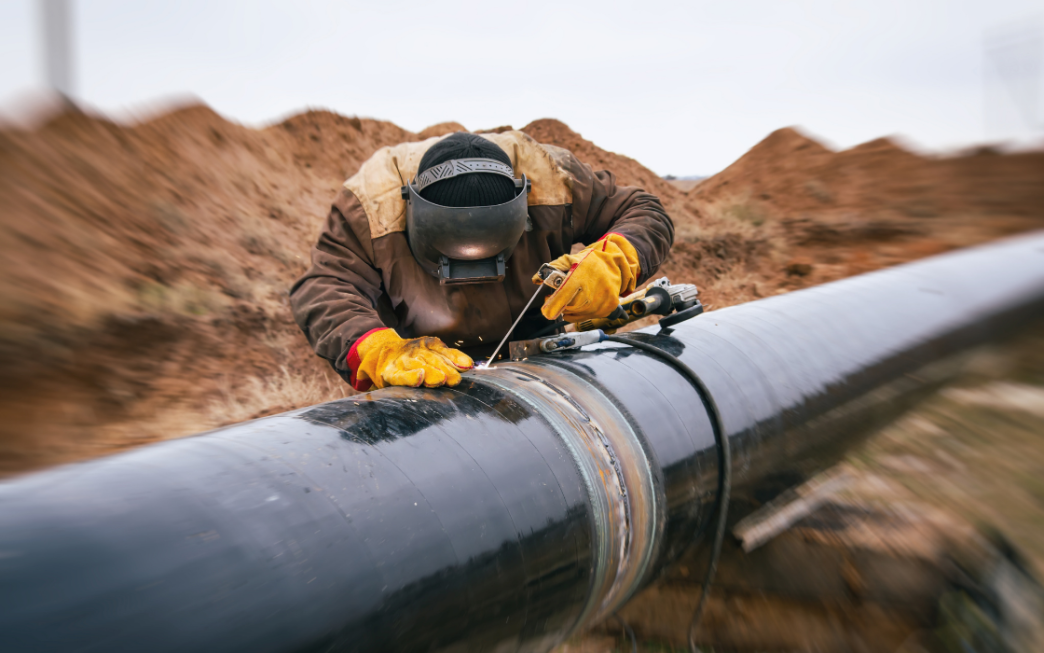 Worker working on the gas pipeline